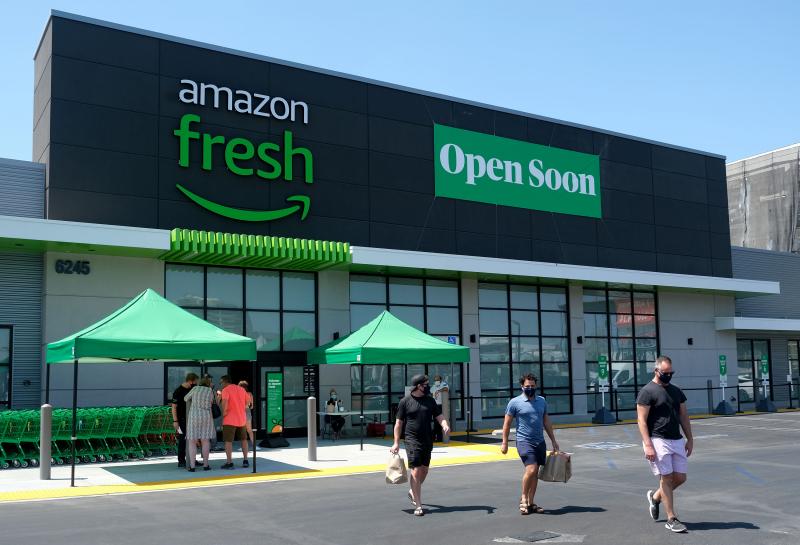 На фото изображен Amazon открывает первый магазин, оборудованный «умными» тележками