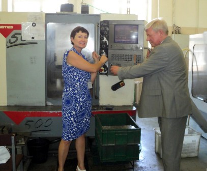 На фото изображен Крупнейшему производителю электронных весов в России компании МАССА-К - 20 лет!