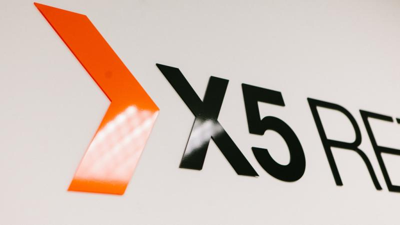 На фото изображен Новые точки роста для ритейла: глава X5 о рынке готовой еды, конкуренции с маркетплейсами и возвращении Coca-Cola